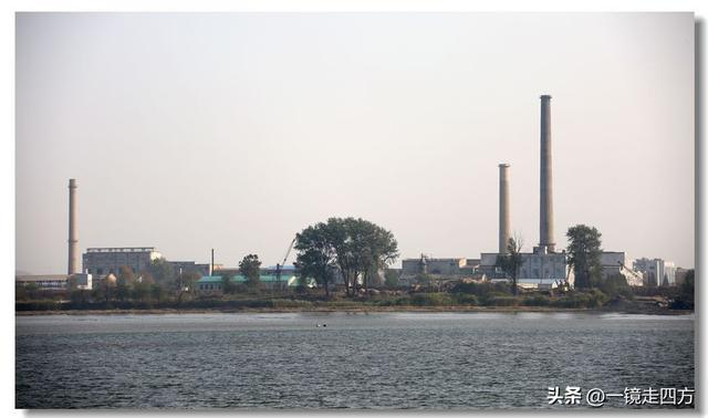 漫步丹东鸭绿江畔，可以隔江望见对岸的朝鲜