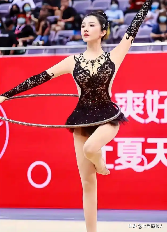 因身材发育过猛，无奈退出国家游泳队，却被三流导演看中捧成顶流
