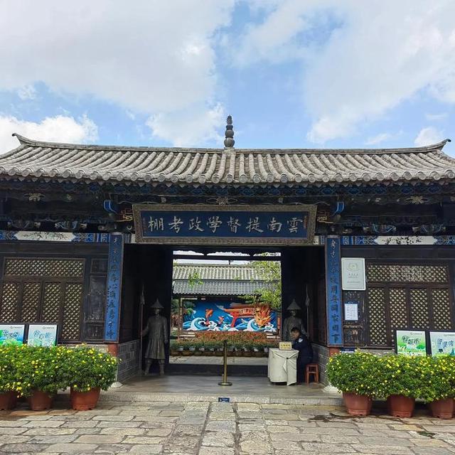 我国有甘孜藏族自治州、恩施土家族苗族自治州等30个自治州