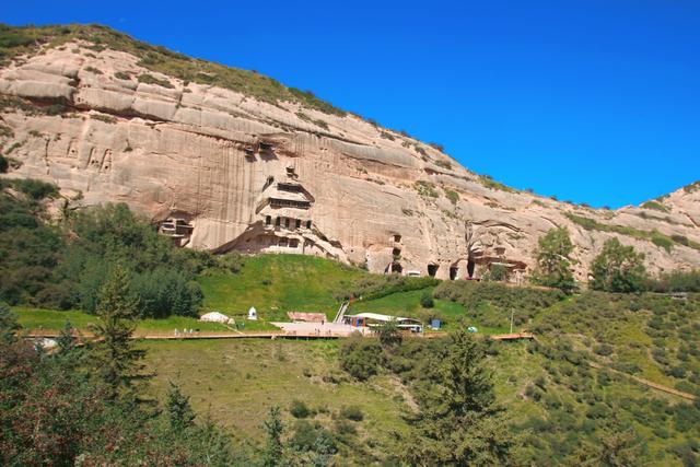 张掖马蹄寺石窟群，开凿于十六国北凉时期，是祁连山下的佛国秘境