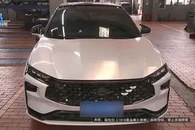 很狼狈！大雨天给车挡雨，原因是有点“虚”？图片