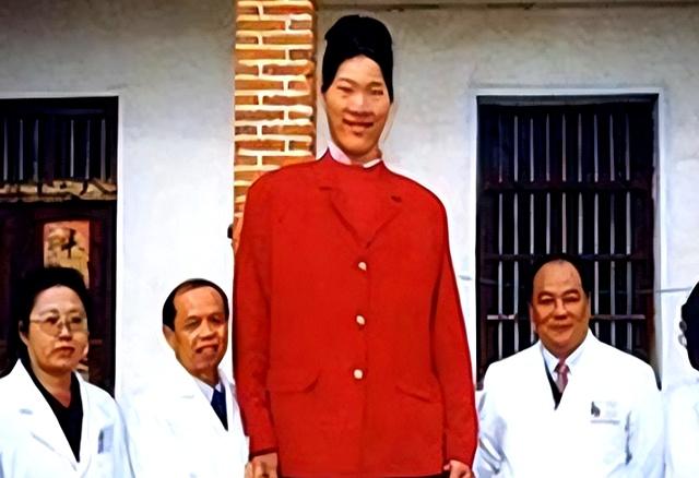 世界第一女巨人来自中国安徽，穿78码的鞋子，一顿饭吃六碗炒面