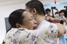 山东司机陈金亮跨省送货，遭遇大雪阻路，凭借一碗面找到亲生母亲图片