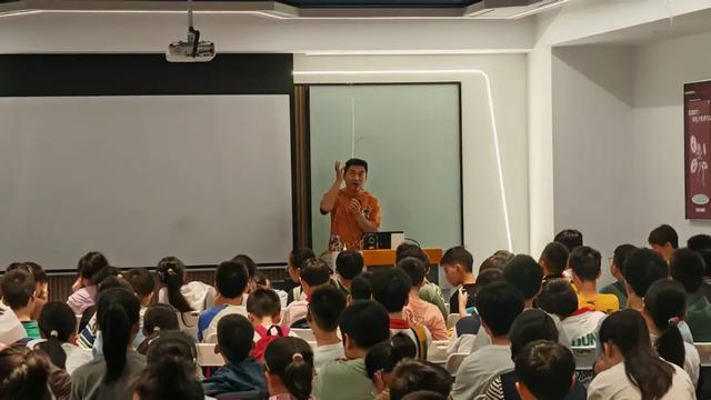 与机器狗互动、操控无人机，南京市同仁小学科创研学太酷了！