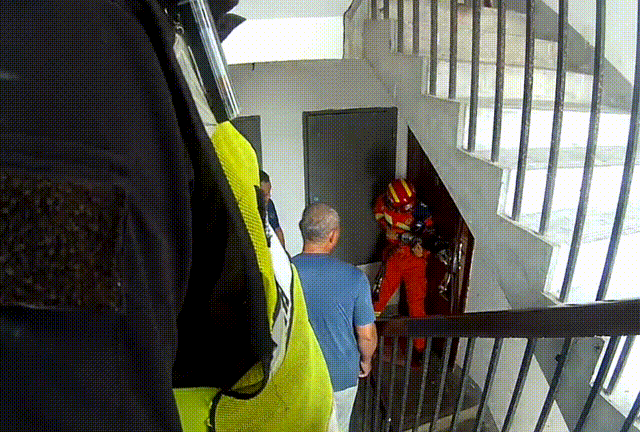 危险！女孩悬在三楼窗外！