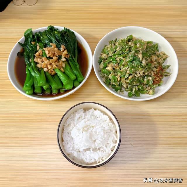 温州打工男子晒出一人饭菜走红，网友直呼：离百万富翁更近一步了