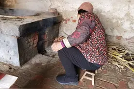 父母已去世，说好各过各的年，我独自一人踏上归乡路，回老屋扫雪图片