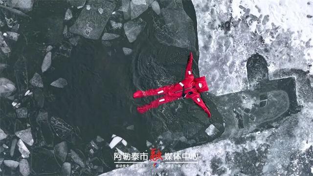 漫游金山丨国内首家冰浮体验在阿勒泰市上线啦