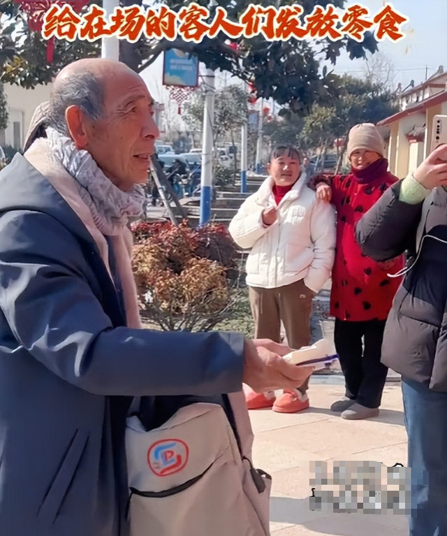 刘强东给老家送年货现场曝光，令人恶心的一幕出现，当场被人制止