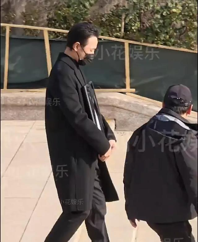 唐嫣罗晋现身！罗晋父亲葬礼现场，罗晋手持照片	，唐嫣紧随其后