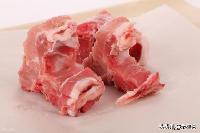 买猪骨头，内行人专挑这2个部位，肉多骨少，价格比瘦肉便宜一半