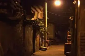 梦到晚上自己出门有人跟踪 结局惊讶图片