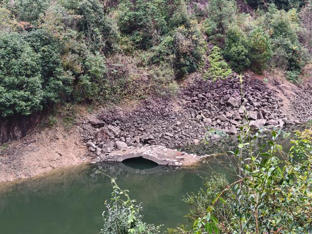 仙居县谷坦水库环线走，半山深处藏人家，依山傍水远繁华