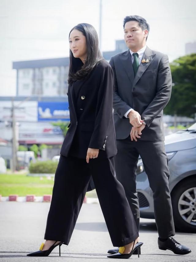 他信的女儿佩通坦和萍通坦挑大梁，各自都择良婿，一个女婿半个儿