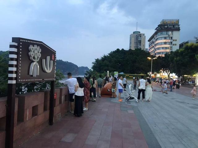 实探|乐山滨江滨河路建议这样升级：步行街+非遗集市+江上表演！