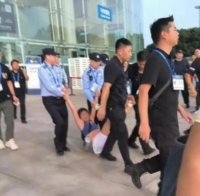 越扒越有！上海闹事护照姐生活萎靡，前男友也不一般，邻居曝更多