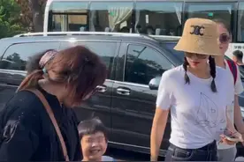 章子怡携子现身阿那亚，儿子牵着妈妈不撒手超依赖，露正脸像舅舅图片