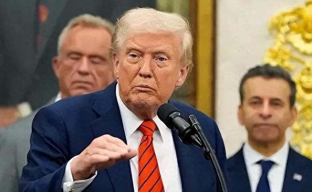 中国一步不退，特朗普给中国两个选择，美官员：中方拒接我方电话