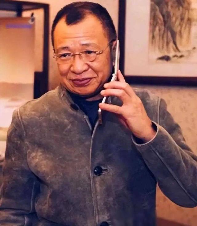 名门之后甘当绿叶，许绍雄家世有多显赫？40年演艺成港剧传奇