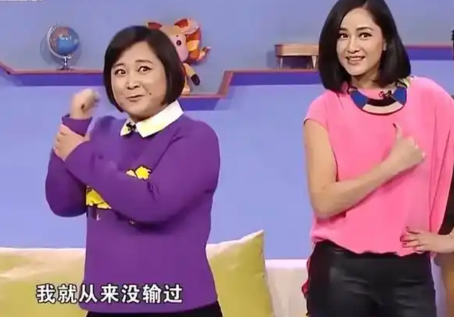 瘦到脱相？43岁的贾玲罕见露面，脸跨不平、又瘦又"颓"，令人唏嘘