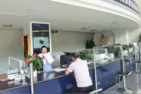 8年老司机单手开车耍手机被处罚图片