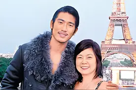 著名演员高以翔去世4年后，父亲又离世，悲情妈妈的泪擦不干图片