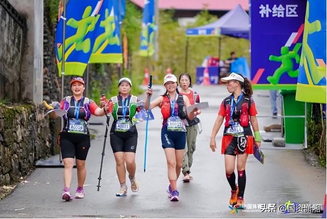 雨中共赴山水之约！湖南会展集团文体旅融合项目“2025湖南山地徒步大会”在龙山洛塔落幕