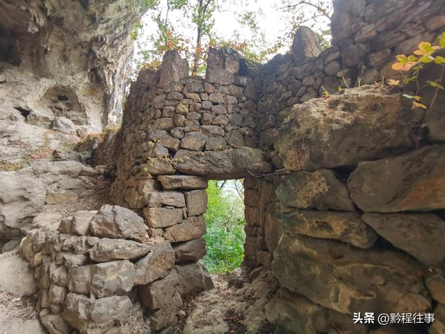 寻找一个最为艰难的躲匪洞，我难到达，土匪也难以到达