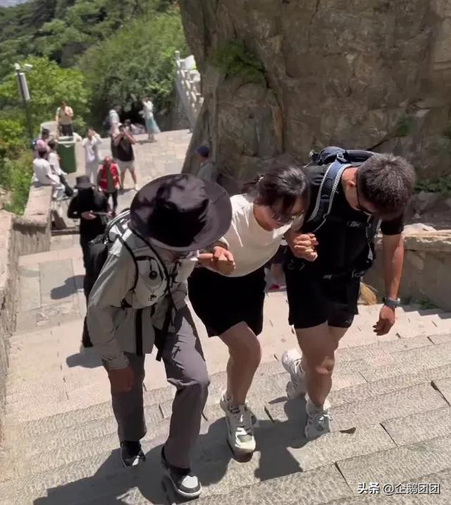 两位小姐姐花3万请24人爬泰山，竟有19人在哄娃！天价陪爬值吗？