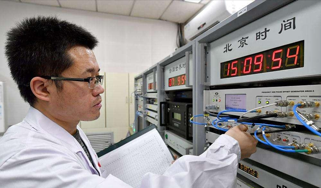 央视实锤！美军用境外手机攻国家授时中心，这后果比你想的更可怕