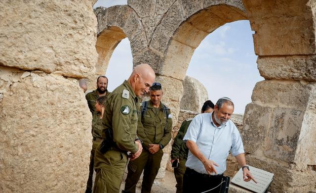 石碑下的驱逐，塞巴斯提亚村民守护的不只是土地，更是文明记忆