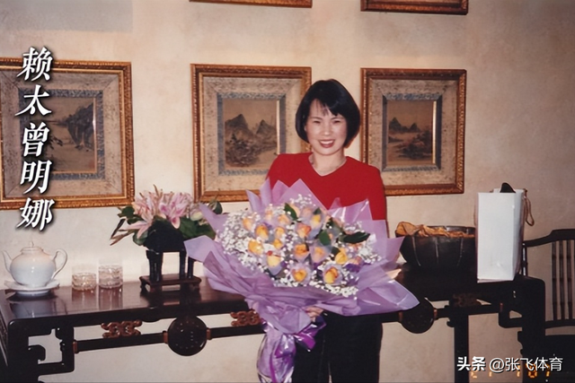 赖昌星妻子曾明娜现状，独居3000平老宅，做饭弄花草活成人生赢家