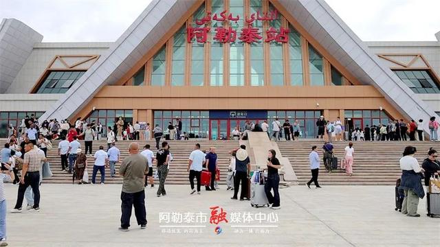 阿禾公路“牵线” 阿勒泰火车站、机场客流持续“升温”