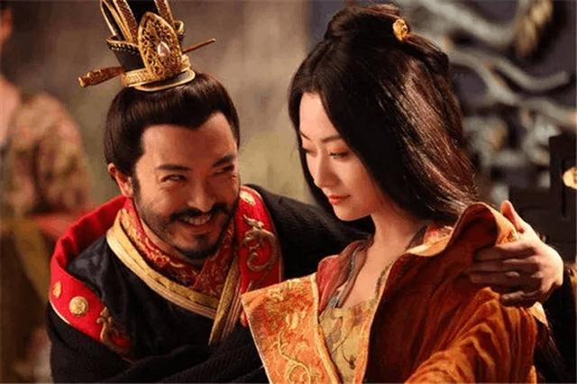 杨广荒淫到什么程度？规定宫女必须穿开裆裤，出游时用少女拉船