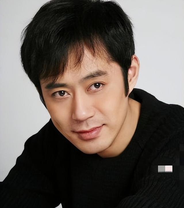 53岁刘钧现状：住北京郊区别墅	，一直未婚与小猫作伴，自己做饭吃