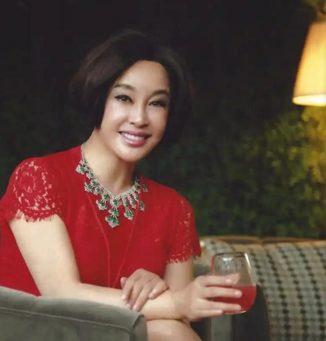 钱再多有什么用？75岁的"风流妖精"刘晓庆，已经走上另一条道路