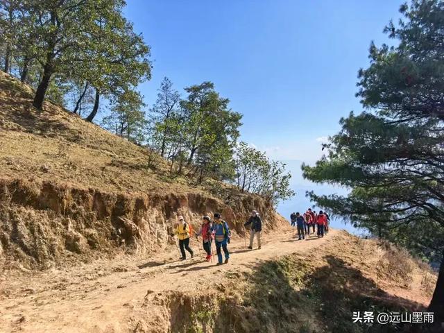 新年登高、祈愿美好,攀登富民金铜盆山,我们用徒步迎接2026