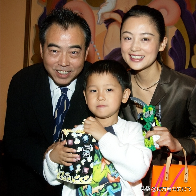 长得太美被导演占为己有，4年后生下大明星儿子，17岁就成男一号