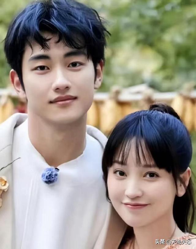 落毛凤凰不如鸡？42岁著名歌手江苏走穴，宾客只顾吃席没人搭理