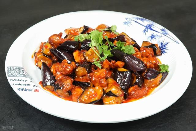 茄子再次成为关注焦点！医生发现：吃茄子时，一定要多注意这4点