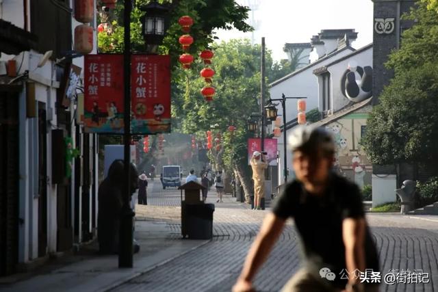 这条河边老街的“慢生活”：他们沿用数十年前的方式，一晃半生