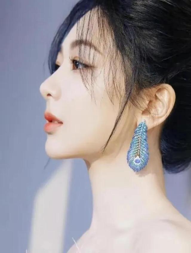 北京一女交警撞脸杨紫，相似度惊人，网友：这是北京分紫！