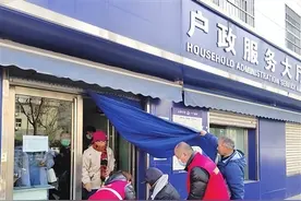 太原：八旬老人样貌变化大 退休金难认证 社区跑腿帮老人办新证图片