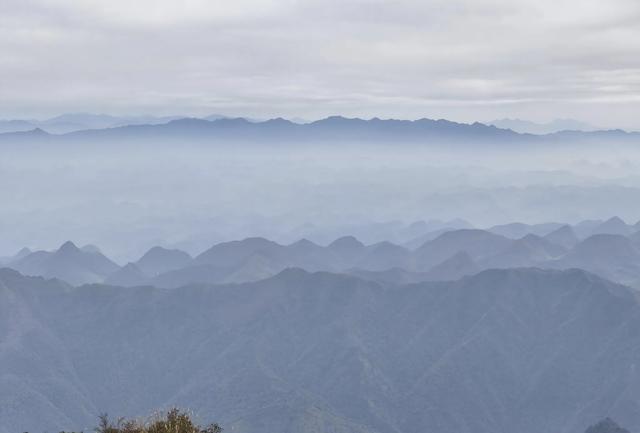 又称人间小张家界，莽山的五指峰。原因是这是一座“不用爬的山”