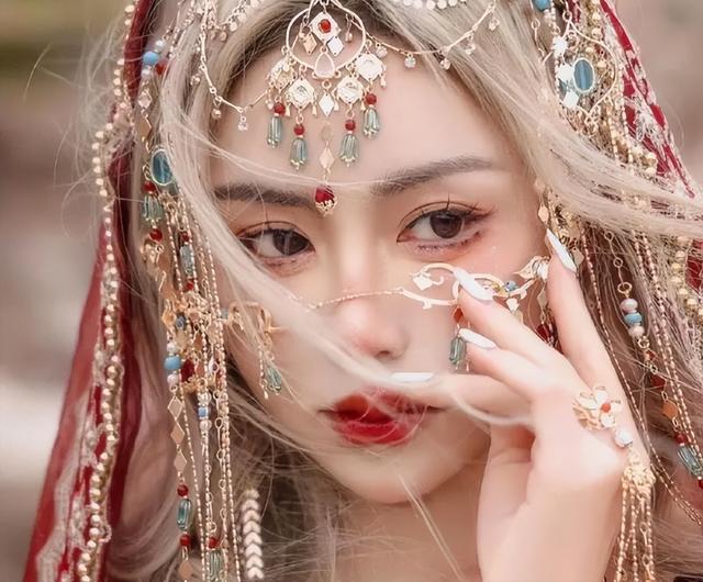 中国“起床最晚”城市，上午11点“天才亮”，大街上美女随处可见