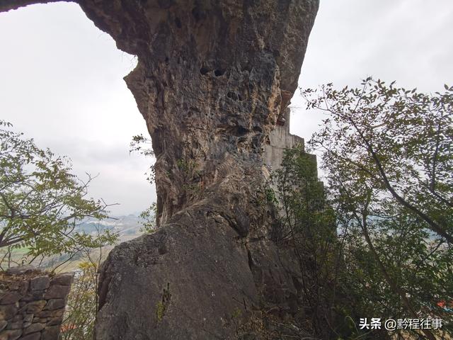 寻找一个最为艰难的躲匪洞，我难到达，土匪也难以到达
