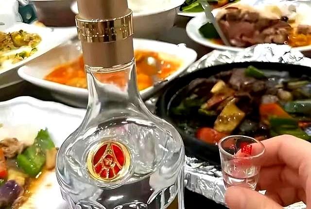 太丢人了，北京一大爷参加酒席，随礼200，竟连喝带拿6瓶五粮液