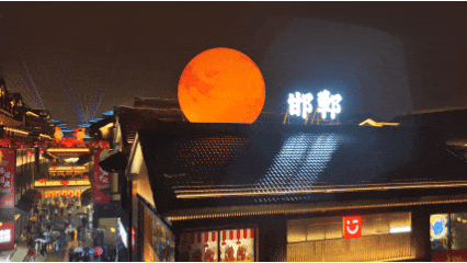 伞下热情，驱散秋寒丨雨中的邯郸道演出不停 游客热情不减！