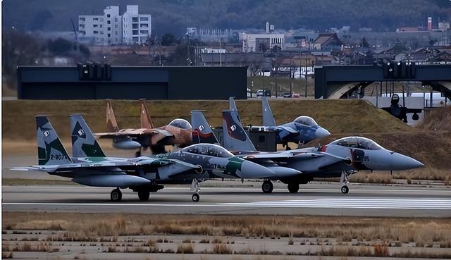 200架轰炸机，70架预警机，1300架战斗机，亚洲第一空军浮出水面