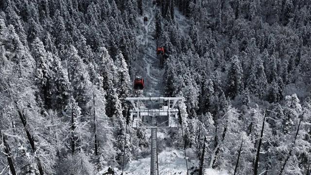 达古冰川 “季节盲盒” | 山顶雪堆成画，山下彩林留余韵
